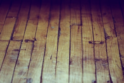 棕色的木质板材
